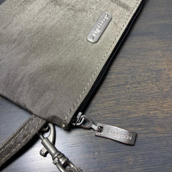 Baggallini RFID Zip Wristlet – Olive Green – Like New - Picture 4 of 5